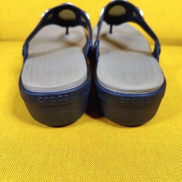 CROCS Sanrah Silver Hammered Medallion Navy Wedge Thong FlipFlop Sandal Women 10 - Picture 6 of 9